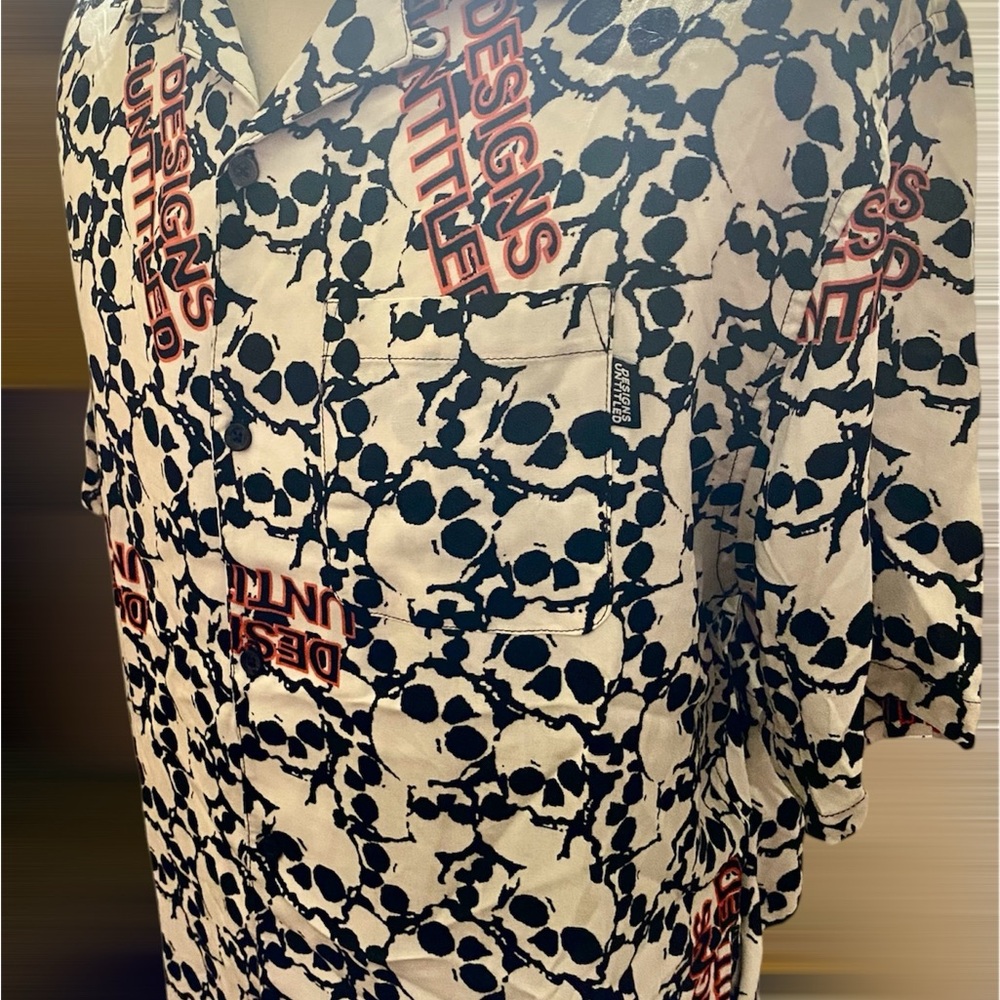 Designs Untitled-Men’s Casual Button Down Shirt Black and White
3avail. Lg
#N050 - Picture 4 of 8